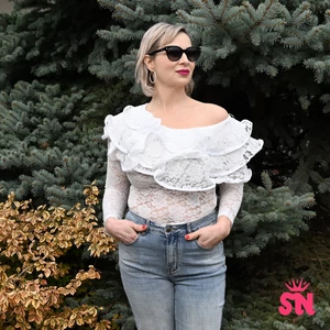 Félvállas fodros csipke felső
