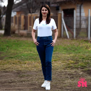 Sötétkék színű, gumis derekú farmernadrág