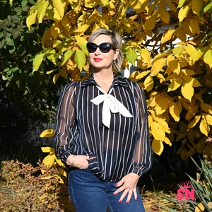 Csíkos muszlin blúz sállal