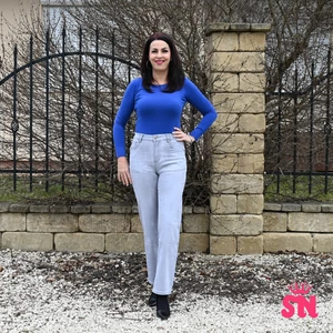 Világosszürke színű, egyenes szabású farmernadrág