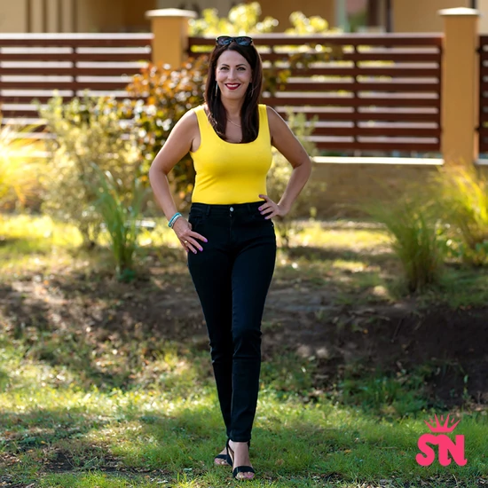 Fekete színű, magas derekú, egyenes szabású, push up farmernadrág