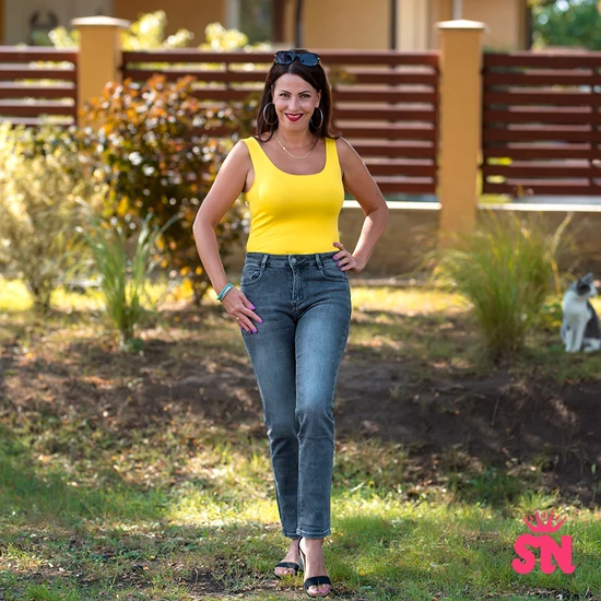 Szürke színű, magas derekú,egyenes szabású farmernadrág