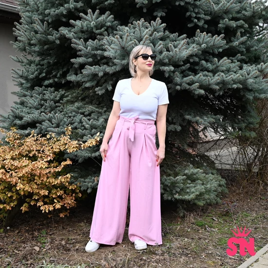 Magas derekú, bő szabású, csíkos nadrág