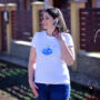Kép 1/3 - Kék virágszirmos lányt  ábrázoló póló