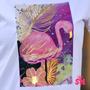 Kép 2/2 - Liláspink flamingó-mintás póló